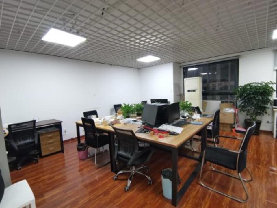 江桥万达是精装100平办公室出租，带办公桌椅，可拎包入住。