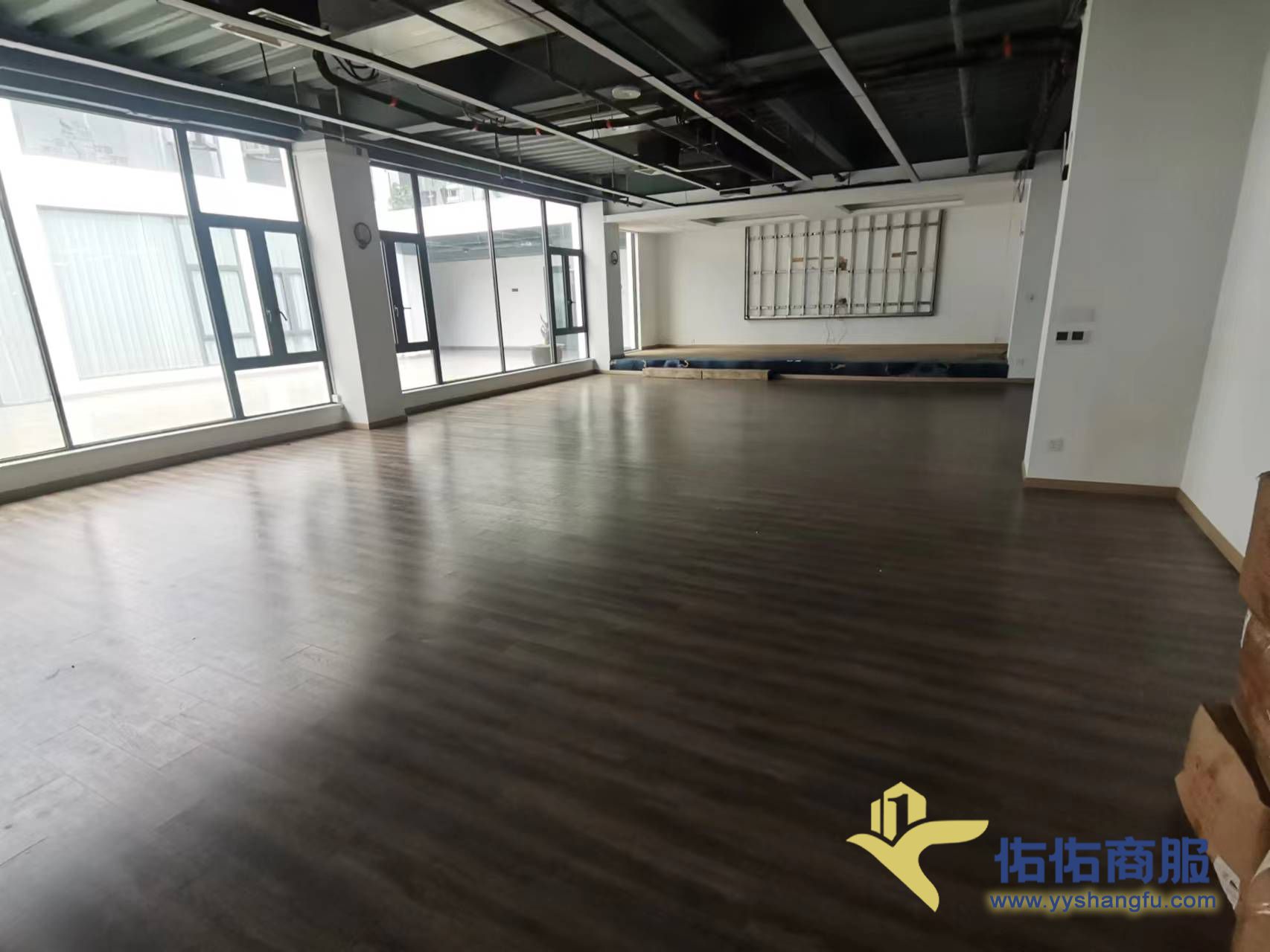 金沙江西路地铁口出租169平纯办公楼可做瑜伽 培训室办公大小场地