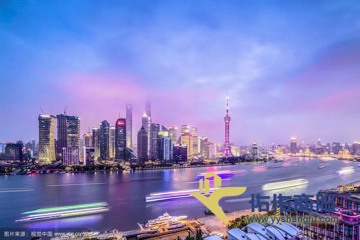 上海写字楼市场回暖，商业地产整体水涨船高在经历了2022年的市场低迷后，2023年，上海写字楼市场逐渐回暖。 上半年全市新增供应仅128万平方米，是近十年同期的新低；甲级写字楼平均租金环比上涨0.8%。 商业地产市场也是水涨船高。写字楼市场租金：上半年，全市甲级写字楼租金环比上涨0.8%，租金继续上涨。全市六大重点商圈中，中环、静安、长宁写字楼市场存量最高；核心商圈中，徐汇、黄浦仍是核心商圈的主力军；远郊市场方面，宝山、嘉定和浦东写字楼市场在新增供应方面表现突出。新增供应方面，2022年至今，上海仅有徐汇-杨浦-浦东-普陀-闸北板块区域出现了较大面积的新增供应量。