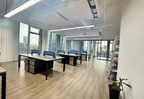 宝龙中心全新装修160平，带办公家具，办公环境好 实图拍摄