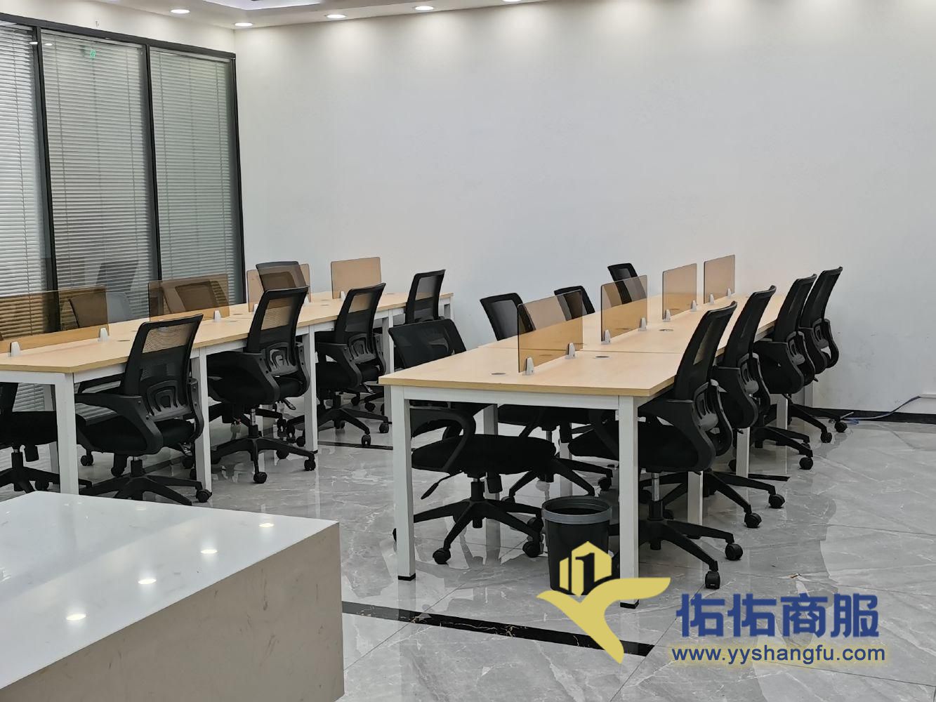 湘江财富中心 150平精装 办公家具 3间办公室大厅20工位