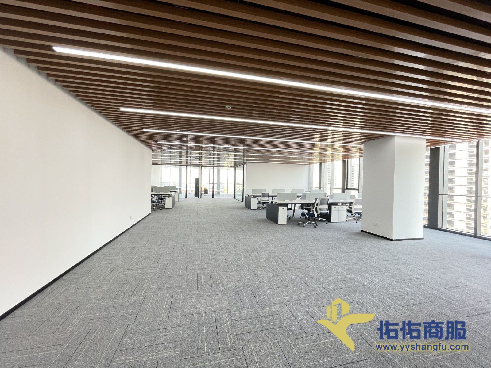 业主直租青浦17号线地铁口，超5A甲级写字楼出租，精装全配。