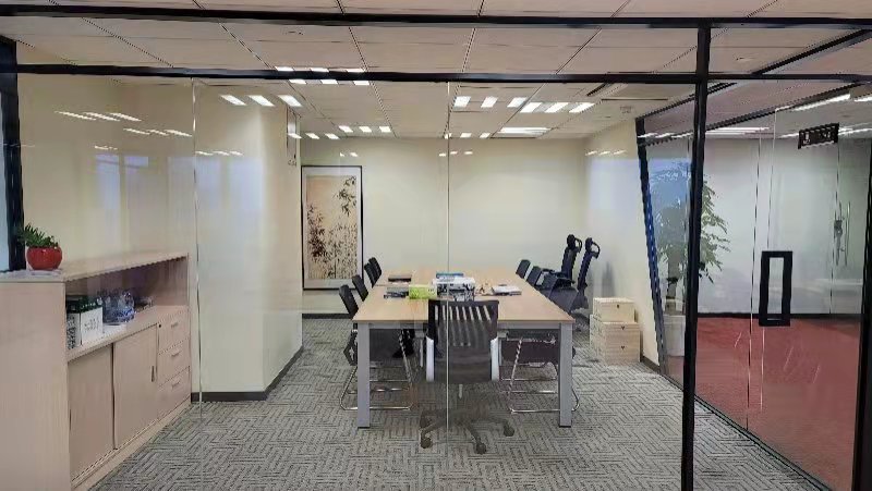 南翔中暨地铁站800米写字楼，稀有332平办公室房源出售朝南，全新精装修有3个隔间，办公家具齐全。